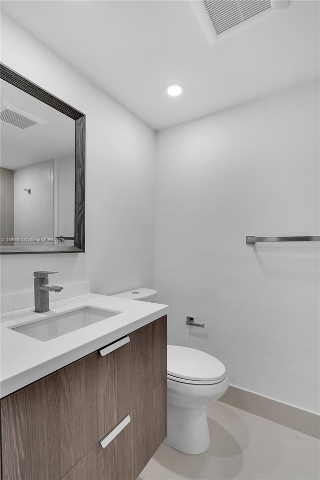 Building Photo - 2539 S Bayshore Dr