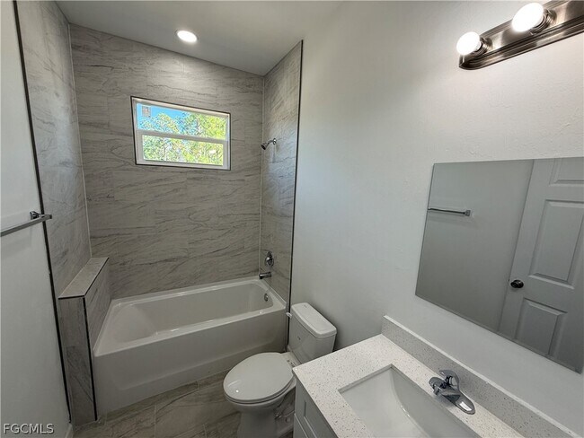 Building Photo - 1115 Cove St E