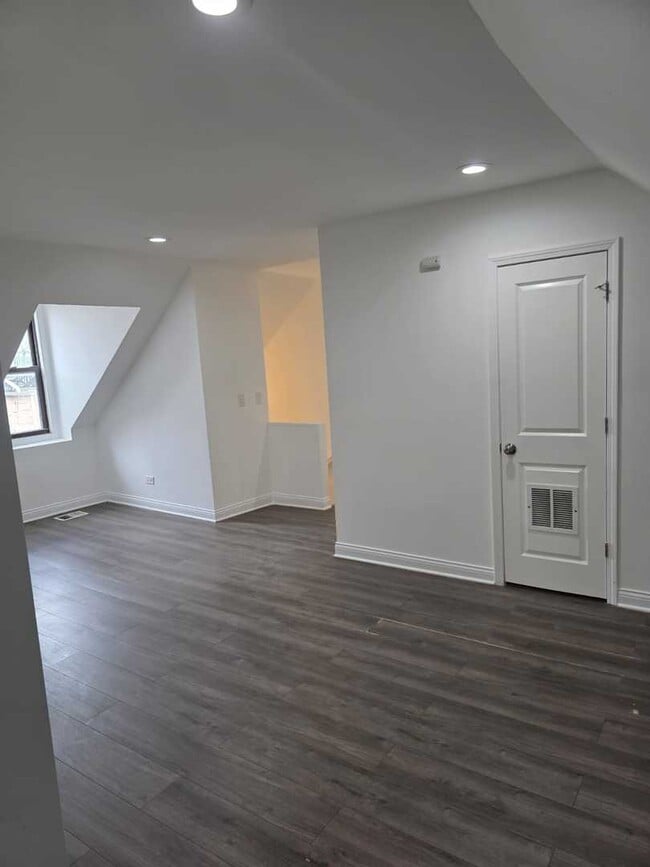 Building Photo - 2611 S Troy St