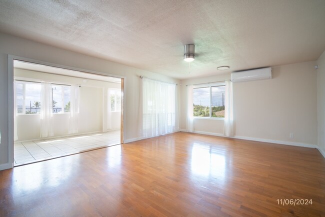 Building Photo - 3 bd / 2 ba Upstairs Unit in a Triplex