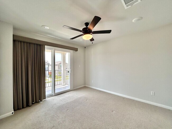 Building Photo - Spacious 3/BR 2.5/BA Home with Modern Fini...