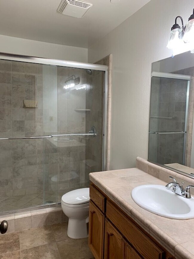 Building Photo - Los Caballeros #211