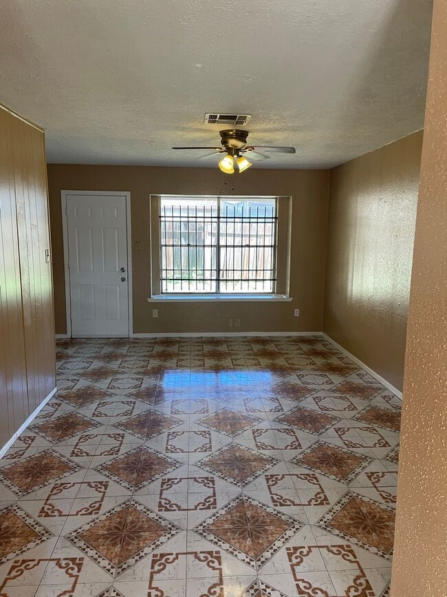 Building Photo - 3bd 1.5 bath 1 car garage home near Hiram Clarke and 2234