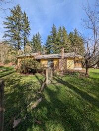 Building Photo - Charming 2 Bed Rental w Bonus Space & Loft...