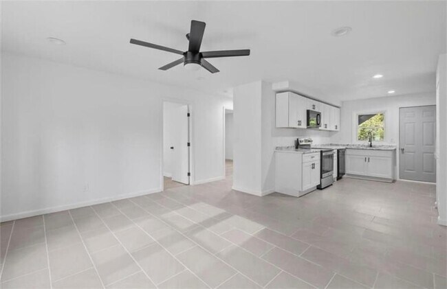 Building Photo - 610 N College Dr