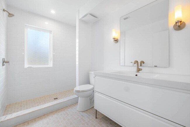Building Photo - 561 Beechwood St