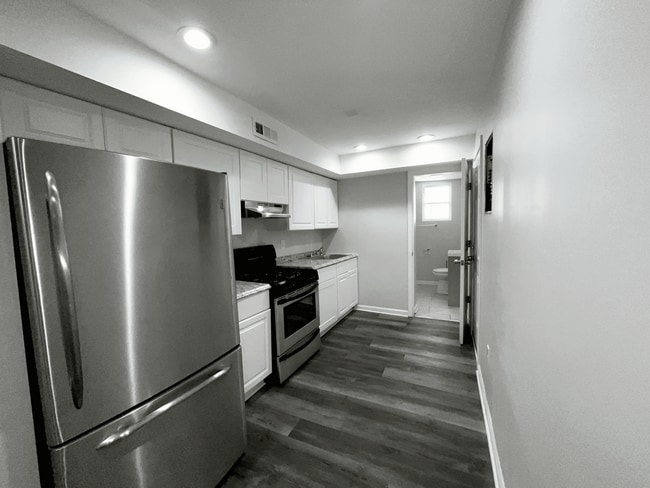 Primary Photo - 1600 McHenry St