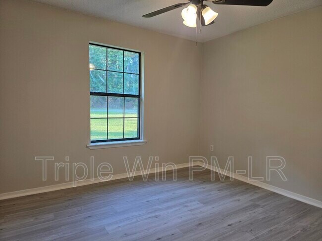 Building Photo - 8 Helen St