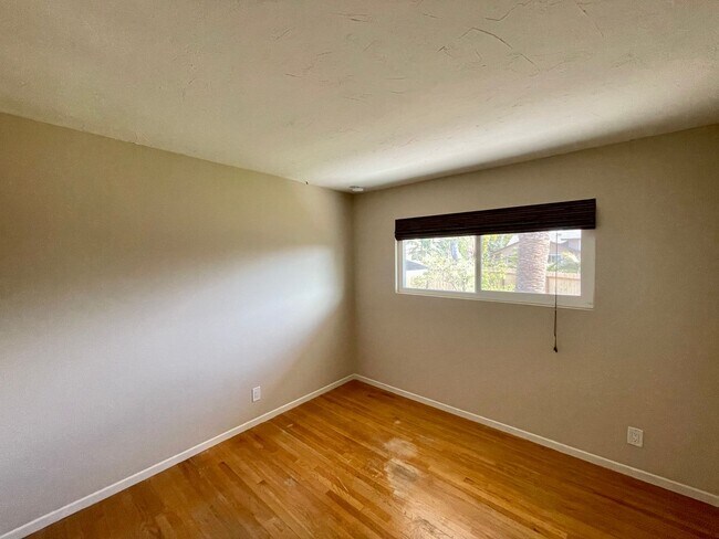 Building Photo - Beautiful 4B/2.5BA House in Oceanside w/ Attached Garage & W/D!