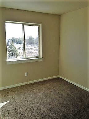 Building Photo - Beautiful Townhome in Northeast Bend! 2095...