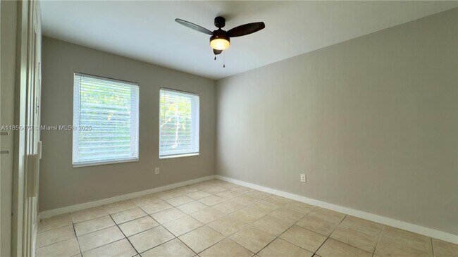 Building Photo - 534 SW 6th Ct