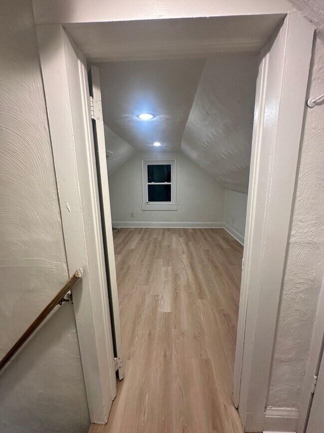 Building Photo - Fully renovated Cape Cod house!