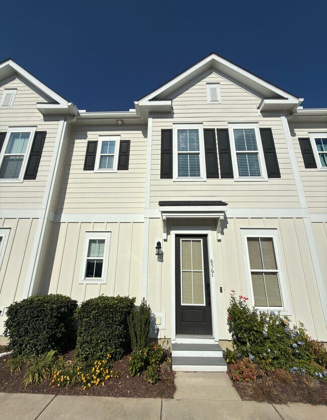 Building Photo - ELITE Townhome on Market Common! Move in ready! Make it YOURS for the Holidays!