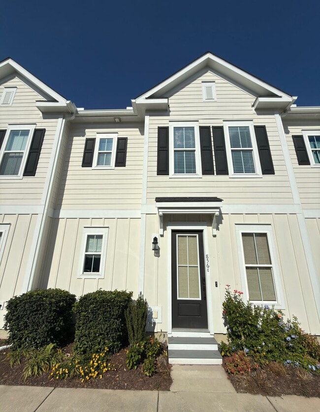 Building Photo - Upscale Townhome in Market Common! MOVE-IN READY!