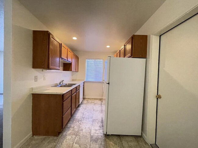 Building Photo - $1,200 Rent BHCRENT.COM 2 bed 2 bath with ...