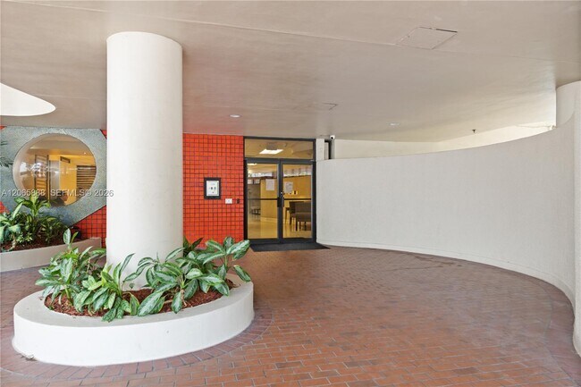 Building Photo - 1621 Collins Ave