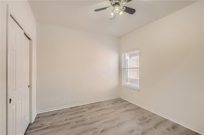 Building Photo - 271 Housefinch Loop