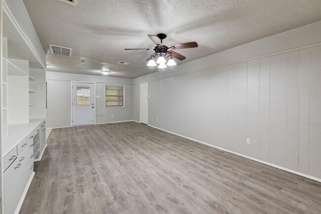 Building Photo - 803 Rosewood Dr
