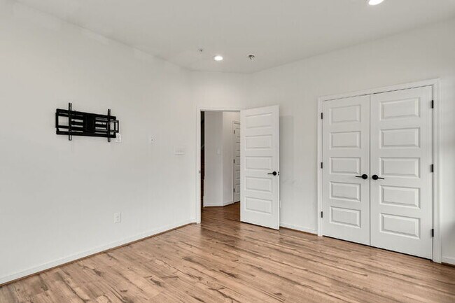 Building Photo - Modern End-Unit Townhome in Rocketts Landing – Prime Richmond Location