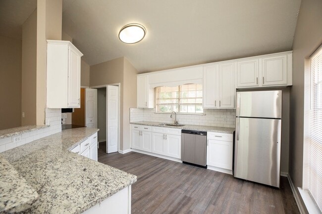 Building Photo - ** 3 bed 2 bath located off Wares Ferry Rd ** call (334) 366-9198 for a showing self tour