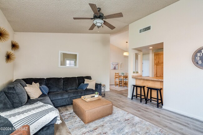 Building Photo - 6441 N Tierra De Las Catalinas