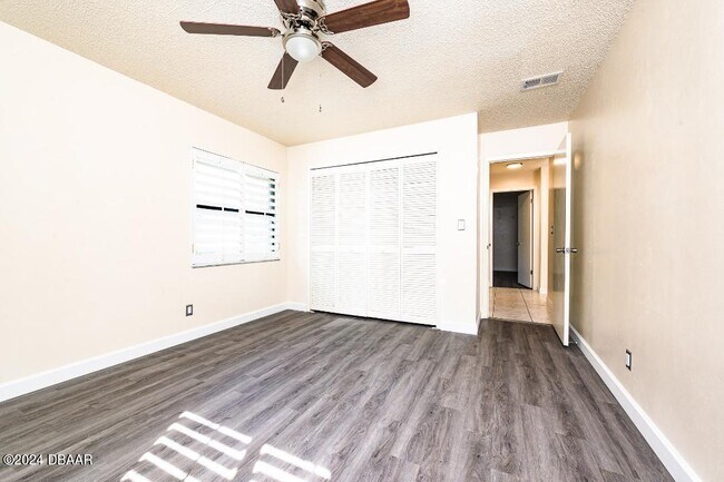 Building Photo - 4 Baywood Dr