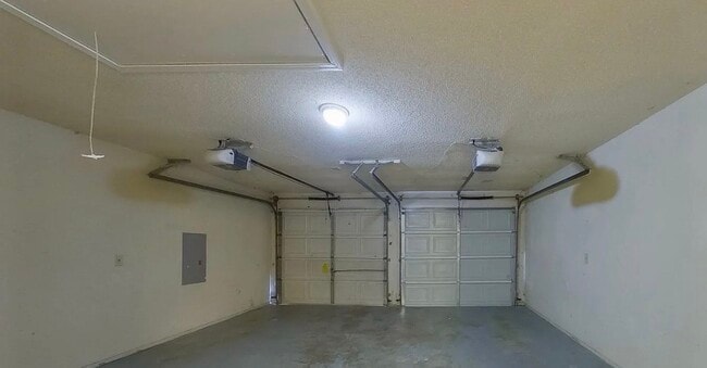 Building Photo - MOVE IN READY