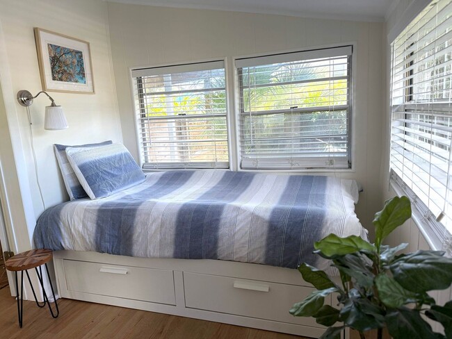 Building Photo - 2 Bedroom 2 Bath Annual Furnished Cottage ...