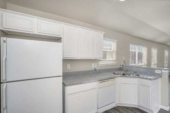 Building Photo - Great Location!