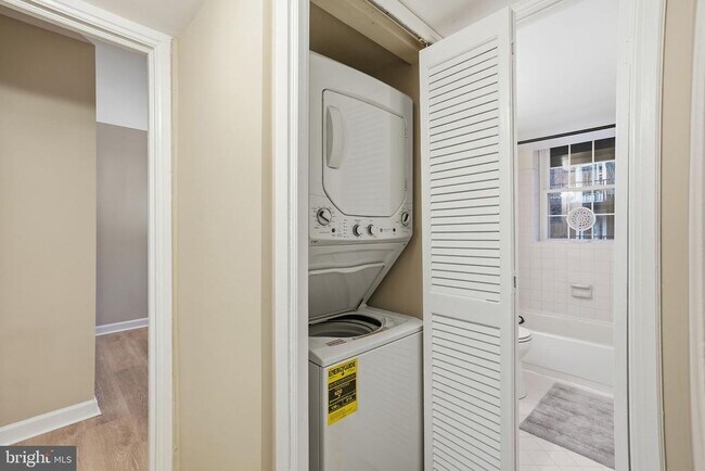 Building Photo - 3059 S Buchanan St