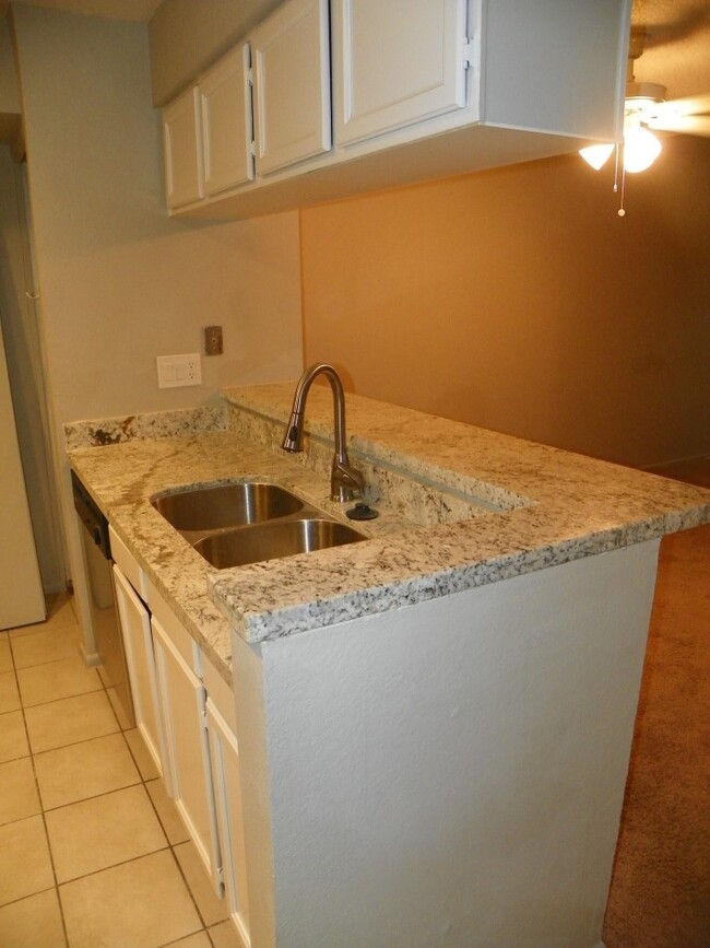 Building Photo - 2 Bedroom townhome with garage! Remodeled ...