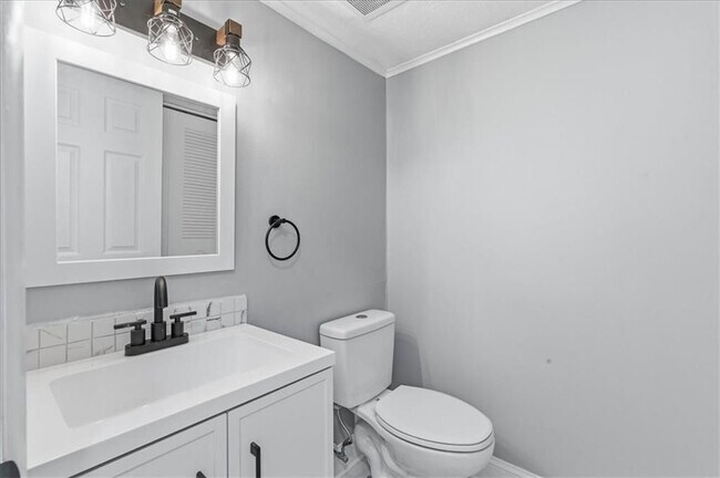 Building Photo - 2696 Greentree Dr SE