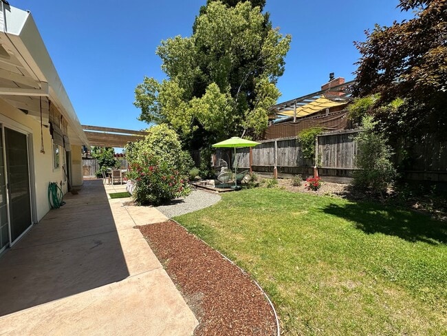 Building Photo - Pretty 3x2 Novato home