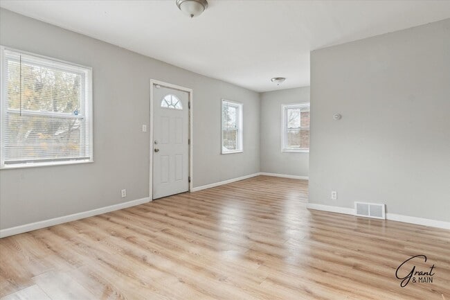 Building Photo - $1300 3 bedroom bungalow