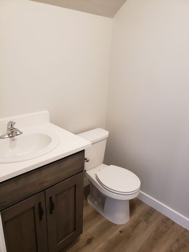 Building Photo - Great Springville Townhome