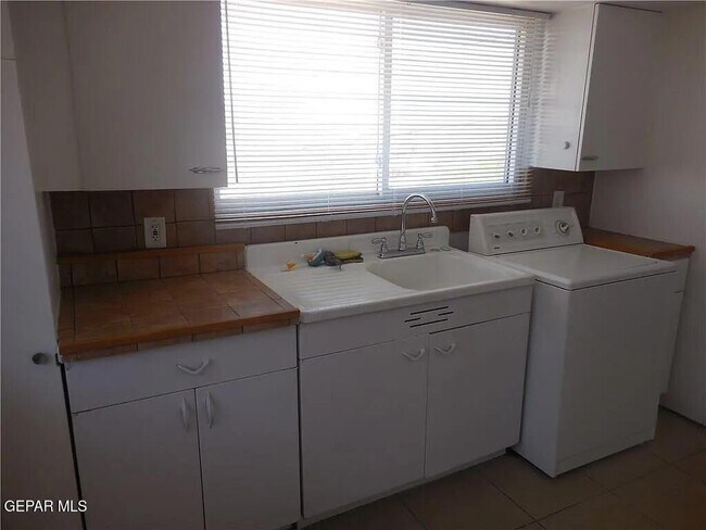 Building Photo - 814 W Yandell Dr