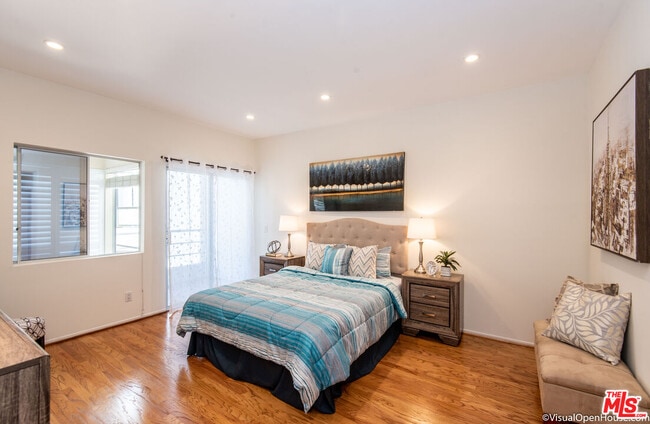 Building Photo - 514 S Barrington Ave