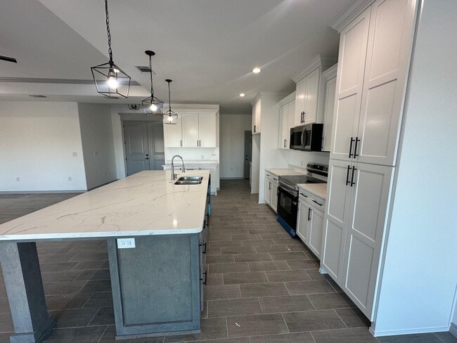 Building Photo - 609 Enchanted Way