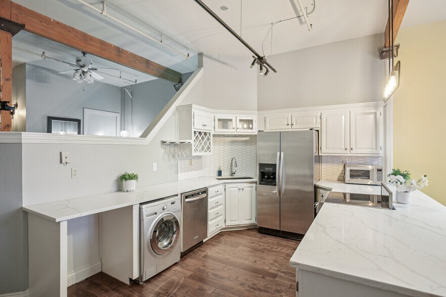 Building Photo - 308 W 8th St