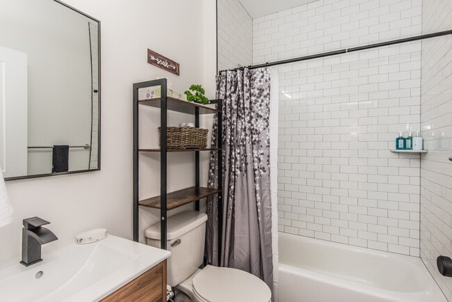 Building Photo - 2435 Master St