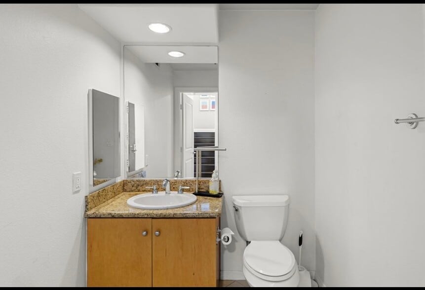 Building Photo - 924 Hornblend St