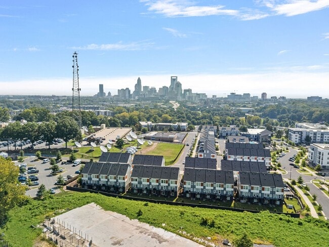 Building Photo - Like New Townhome Ready for Immediate Move-In!!! Bryant Park in West End