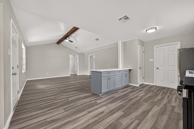 Building Photo - 2013 Long Dr