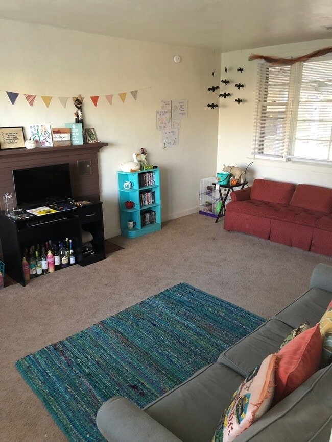 Building Photo - 4 Bedroom Available August 2026! Monthly r...