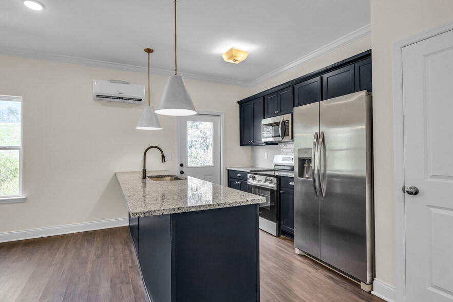 Building Photo - 5563 Stream Ln