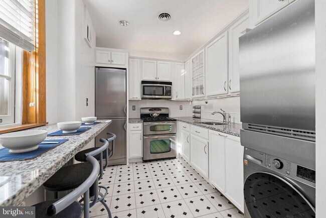 Building Photo - 3401 Greenway