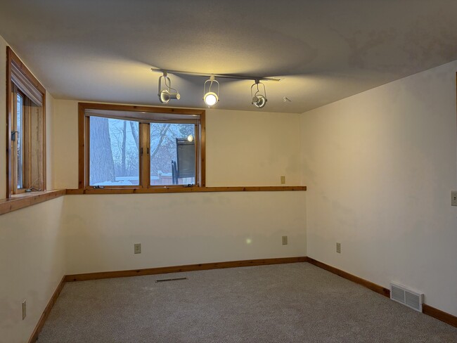 Building Photo - 6526 Bettys Ln