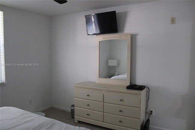 Building Photo - 519 E Sheridan St