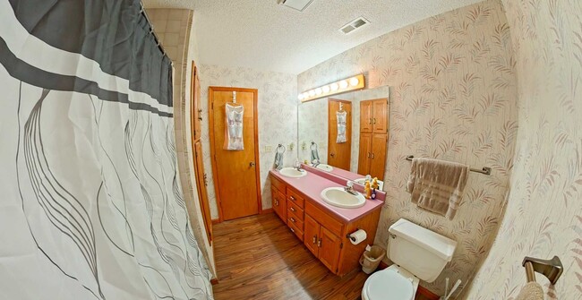 Building Photo - Cozy 2-Bed Home with Attached Garage - Available June 5th!