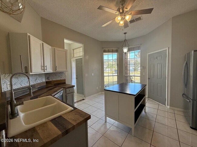 Building Photo - 913 Mackinaw Trail